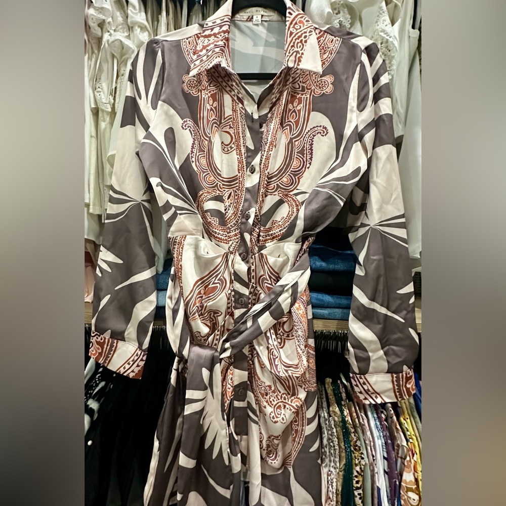 Day or night dress,pleats at the waist, it looks like silk but it is not.